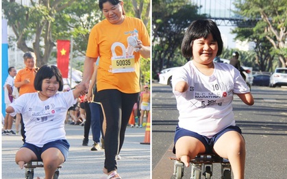 Xúc động cô bé chim cánh cụt Hoài Thương nắm tay mẹ trên đường chạy 5km: "Cuối cùng con cũng làm được rồi"