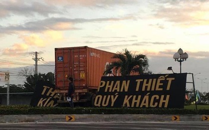 Container tông sập banner "Thành phố Phan Thiết kính chào quý khách"
