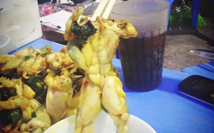 Đang đi ăn, chàng trai gắp ra khỏi đĩa một chú ếch xào cơ bắp cuồn cuộn với hình dáng ai thấy cũng phải giật mình