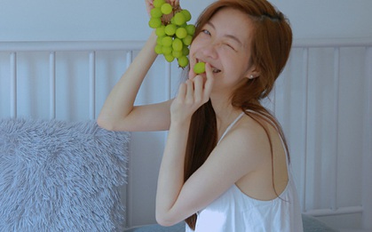 Nữ MC giải đấu game mượn ảnh "giường chiếu" khoe vóc dáng gợi cảm khiến cộng đồng mạng xôn xao