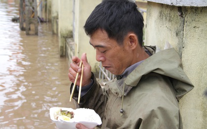 "Đói quá, phải ăn vội miếng cơm để còn chở hàng vào cứu người dân"
