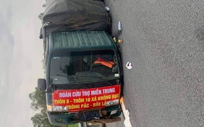 Xe chở bánh tét, bánh kẹo "hướng về miền Trung" gặp nạn trên cao tốc