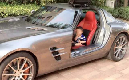 Bị ném đá vì lái xe Rolls Royce đón con, bà mẹ tỉnh bơ đáp lại 1 câu chặn ngay lời bàn tán của hội phụ huynh