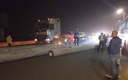 Kinh hoàng xe chở cột điện đứt xích văng xuống cao tốc Pháp Vân - Cầu Giẽ