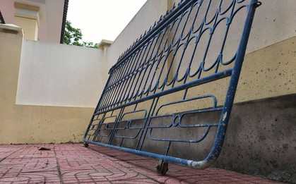 Cánh cổng sắt trường tiểu học đổ sập đè lên chân 1 học sinh