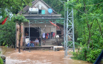 Hơn 100 nhà dân vùng "rốn lũ" Tân Hóa chìm trong biển nước