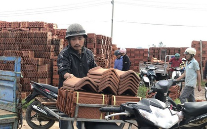 Quảng Ngãi: Giá ngói, tôn tăng bất thường sau bão số 9