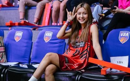 Liz Thùy Linh diện mốt áo trùm quần và loạt biểu cảm đáng yêu khi xuất hiện tại VBA Arena