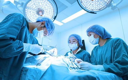 Người phụ nữ Hà Nội "không bao giờ ốm" choáng khi có khối ung thư to như trẻ sơ sinh