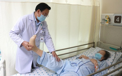 Đắp thuốc trôi nổi trị đau lưng, cụ bà bị liệt chi