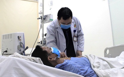 Đang lái xe đưa đón học sinh, tài xế bị nhồi máu cơ tim bất tỉnh