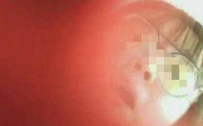 Thấy con đi học về tinh thần hoảng loạn, bố lén cho đeo camera mini, sự thật khiến cô giáo bị chuyển việc ngay lập tức