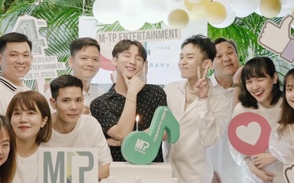 Sơn Tùng đăng ảnh kỉ niệm 4 năm M-TP Entertainment nhưng dân tình chỉ chăm chăm để ý Kay Trần "như hình với bóng" với Chủ tịch!