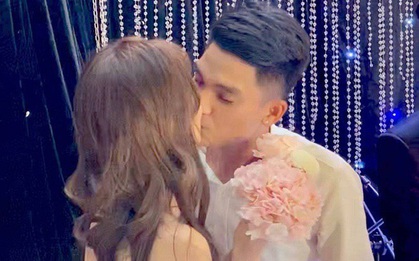 Nhận hoa cưới từ Duy Mạnh, Mạc Văn Khoa khoá môi bạn gái hotgirl nồng cháy: Tổng duyệt trước hôn lễ năm nay?