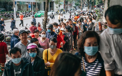 Người Hà Nội "rồng rắn" hết cả con phố, đợi nhận "tem phiếu" để mua khẩu trang vải sử dụng 30 lần