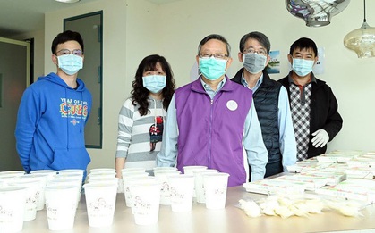 Thầy hiệu trưởng mang cơm cho sinh viên đang được cách ly vì dịch Covid-19: Các em thích món gì trường sẽ đáp ứng hết