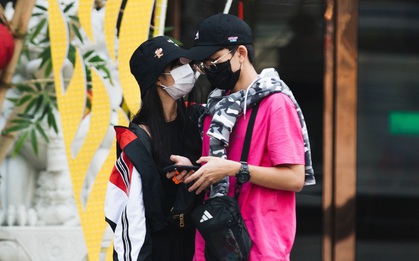 Giới trẻ dạo phố, cà phê cuối tuần giữa tâm bão dịch bệnh do virus corona: Người khẩu trang “bất ly thân”, người vẫn mặc kệ
