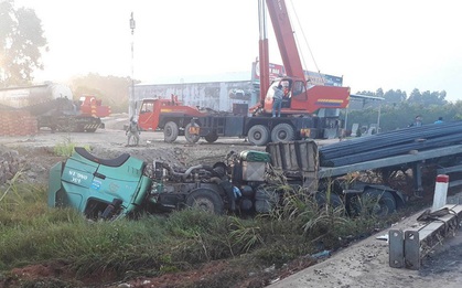 Hành khách hoảng loạn khi xe khách và xe container va chạm, tài xế vội trùm mền kín biển số