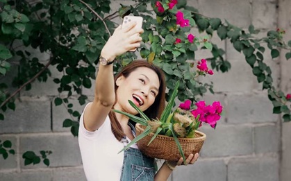 Chị Mỹ Tâm hết xào rau, giờ chuyển sang tương tư nhóm củi nướng ngô, cắm hoa đàn ca giữa biệt thự chẳng cần tình nhân: Vậy cũng vui ha!
