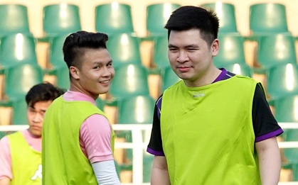 Chủ tịch 9x của Hà Nội FC xỏ giày, đối đầu trực tiếp với Duy Mạnh và Phí Minh Long