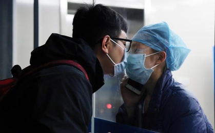 Khoảnh khắc nữ y tá chống dịch virus corona hôn bạn trai qua tấm kính cách ly: "Chờ em ra ngoài, mình đi đăng kí kết hôn nhé!"