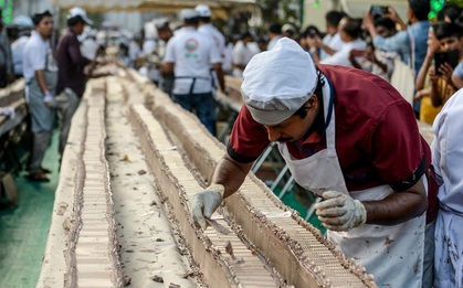 Cả nghìn thợ làm bánh tại Ấn Độ đã cùng nhau tạo ra chiếc bánh ngọt dài nhất thế giới với chiều dài khoảng 6,5km khiến người người kinh ngạc