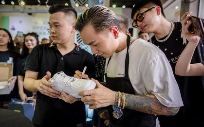 Giữ đúng lời hứa, Binz đích thân vẽ và kí tên lên giày tặng fan