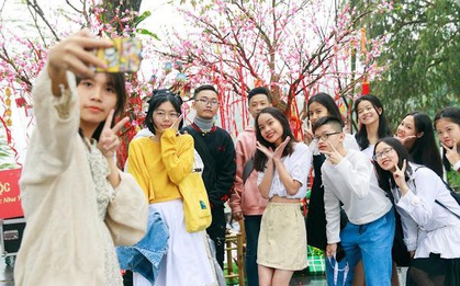 Camera "bắt mạch" người trẻ với "Tết trồng cây gieo lộc" ngay tại các con phố lớn