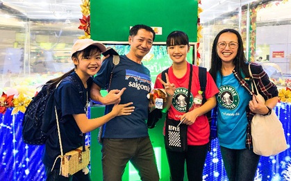 Hành khách tận hưởng “cơn mưa” quà tặng từ Gift of happiness