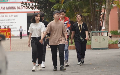 Sinh viên đi học sau nhiều tuần nghỉ, hàng quán tấp nập, đông khách trở lại