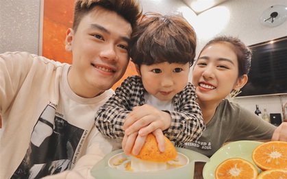 Chưa đầy 4 tuổi mà Xoài nhà Trang Lou - Tùng Sơn đã biết tuốt về cách bảo vệ mình mùa dịch như này: Là fan của anh đấy!