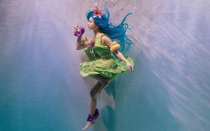 Ngỡ ngàng trước bộ ảnh cosplay "Zoe Tiệc bể bơi" siêu thực của nữ cosplayer Hàn Quốc Hanna