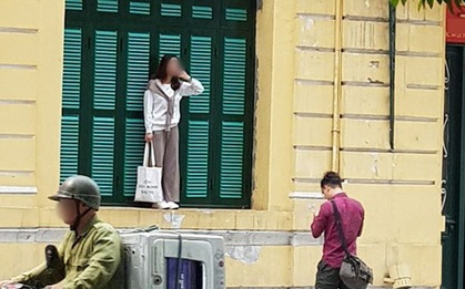 Cô gái trẻ trèo lên cửa sổ nhà cổ Hà Nội để "sống ảo", dân tình người bênh kẻ chê nhưng nhận gạch nhiều nhất lại là chủ nhân bức ảnh chụp trộm