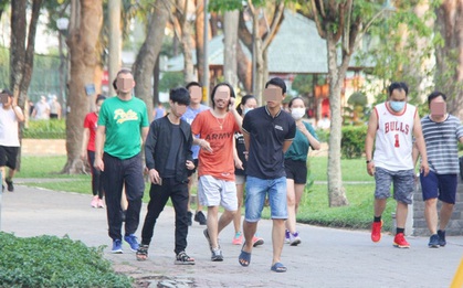 Ảnh: Bất chấp quy định xử phạt hành chính, nhiều người dân ở Hà Nội và Sài Gòn vẫn không đeo khẩu trang đến công viên tập thể dục