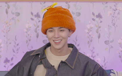 Mino cười không khép được miệng khi các thành viên WINNER "đánh úp" bí mật tổ chức sinh nhật ngay trong buổi showcase comeback