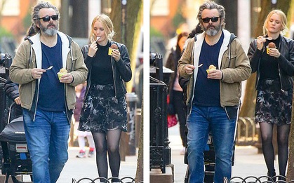 Tài tử "Twilight" 50 tuổi và bạn gái 25 tuổi dạo phố thôi mà gây bão: Sắc vóc của đằng gái gây chú ý lớn