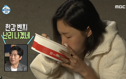 Ngồi xổm ăn mì ramen trong công viên, liệu Hwasa (MAMAMOO) có giúp "kỳ tích lòng bò" lặp lại lần nữa?