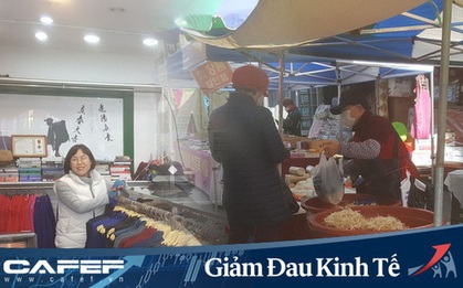 Tầng lớp lao động Hàn Quốc chật vật kiếm sống giữa thời Covid-19: Tiểu thương lay lắt cả buổi không có khách, công nhân thất nghiệp phải xin từng bữa ăn