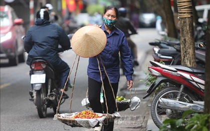 Dịch COVID-19: Người bán hàng rong vẫn "ngược xuôi" trên các ngõ phố