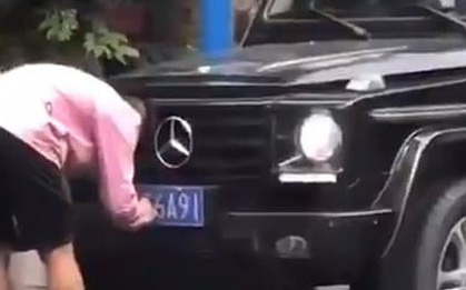 Ngang nhiên làm ảo thuật với biển số xe ở chốn đông người, tuyển thủ Trung Quốc trả giá cực đắt: Mất việc và bị tống giam