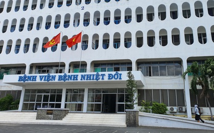 Nam phi công người Anh dương tính trở lại sau nhiều lần âm tính, phổi đông đặc và tiên lượng còn nặng