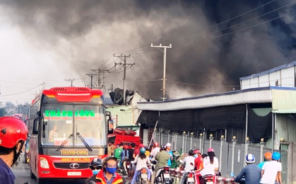 Đang cháy rất lớn tại công ty bao bì ở Cái Bè