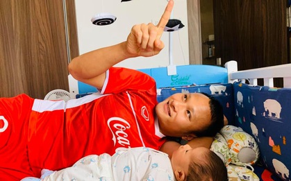 Tuyển thủ Việt Nam nằm kể chuyện cho con trai, con nhà Tiến Dụng được bố mẹ đầu tư cho set đồ mùa hè cực đáng yêu