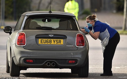 Ông Boris Johnson vẫn phải cách ly, Anh vượt Trung Quốc số ca tử vong