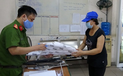 Giao nộp vũ khí, vậy liệu nổ…, người dân trung tâm Sài Gòn được tặng gạo trong mùa Covid-19