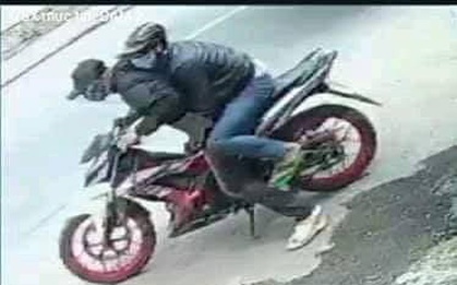 2 thanh niên dùng búa, mã tấu và bình xịt hơi cay cướp tiệm vàng ở Sài Gòn
