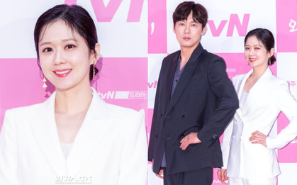 Họp báo hiếm hoi gây chú ý: Jang Nara U40 mà trẻ khó tin, soi cận làn da là đủ hiểu đẳng cấp "hack tuổi"