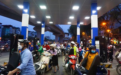 Ảnh: Dân ùn ùn đổ xăng trước thông tin tăng giá