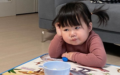 Cô bé có gương mặt ôm trọn biểu cảm chán chường, hôm nay oải quá thì coi chút cho đồng cảm đi nè