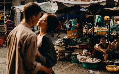 Cặp đôi chụp ảnh lãng mạn, nhưng nụ cười của cô bán cá lọt vào khung hình lại chiếm trọn "spotlight"